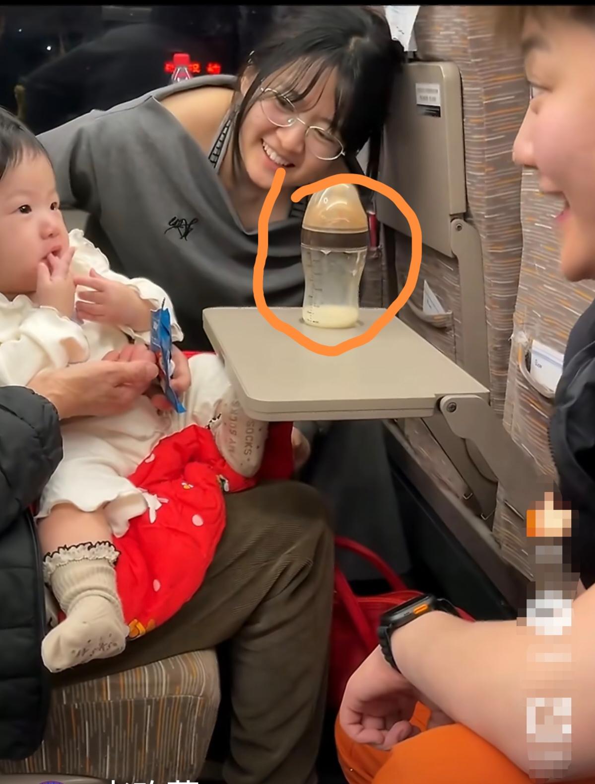 反转有点意外：叔叔是阿姨！高铁上遇到没带奶瓶、饿的哇哇叫的婴儿，一对男女青年细