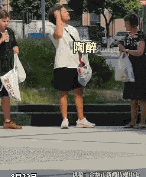 “活久见！”浙江，35℃高温，街头突然出现一群人，有男有女，穿着短裤T恤，晒着阳