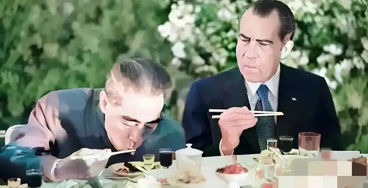 1972年，美国总统尼克松访华，他和周总理邻座用餐，总理吃饭的一举一动让