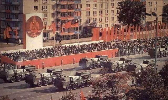 1985年，科舍列夫叛逃美国后在一处别墅内准备上厕所，这时门后潜藏多时的杀手