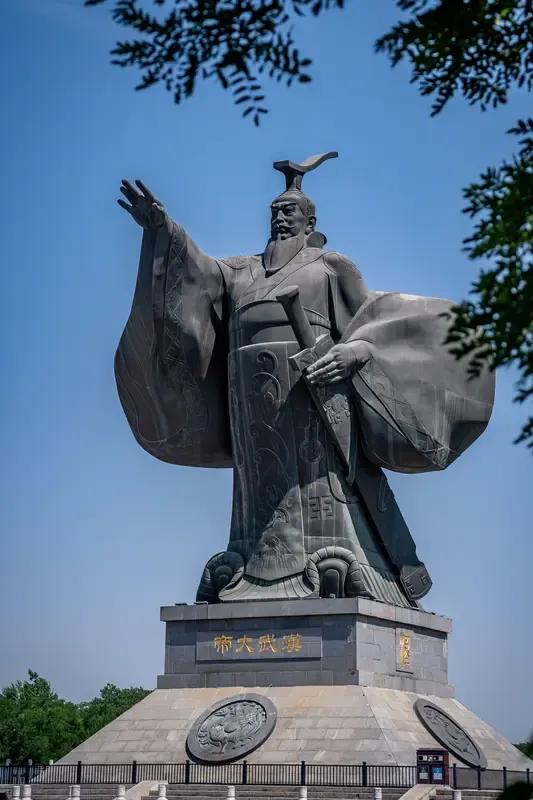 中国历史上最厉害的十位皇帝：第一名：秦始皇第二名：汉武帝第三名：唐太宗