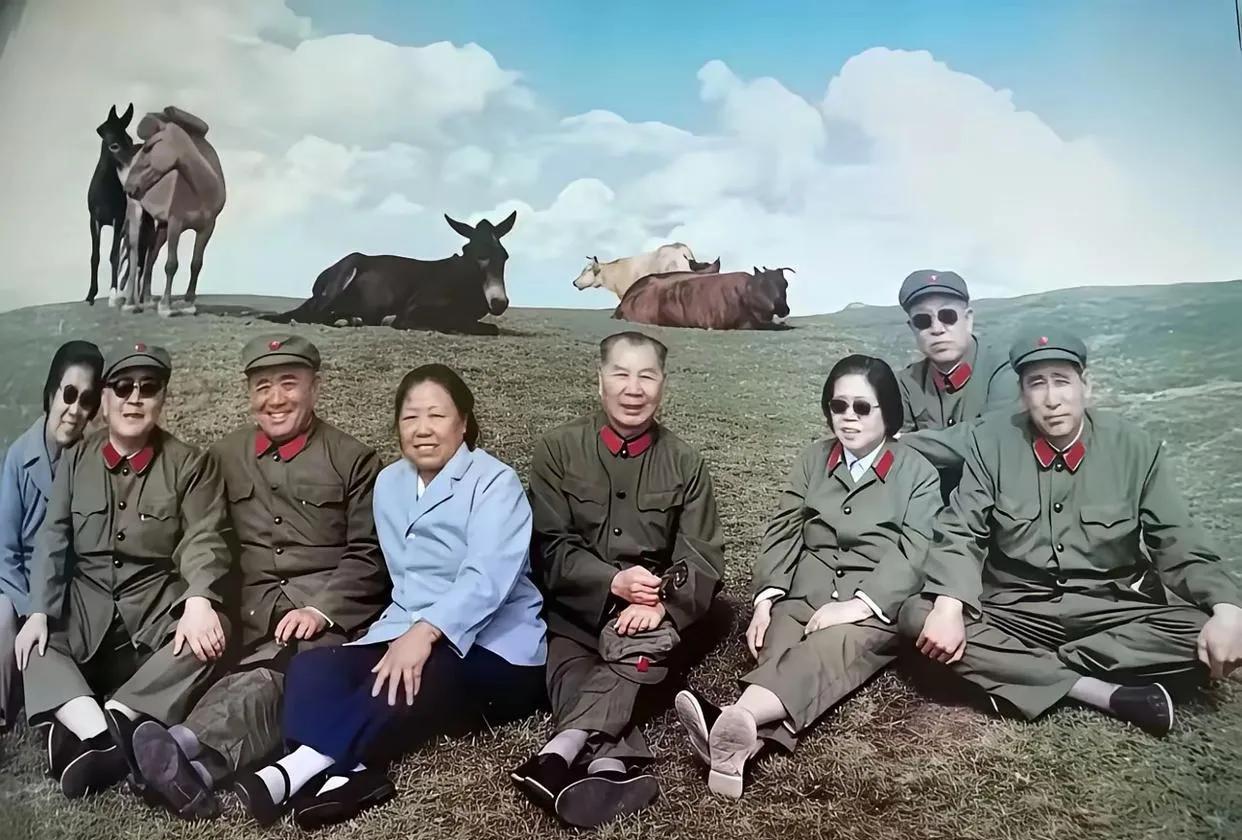 1983年，卸任的杨成武将军，携夫人赵志珍一同前往189师驻地，看望曾经并肩战斗