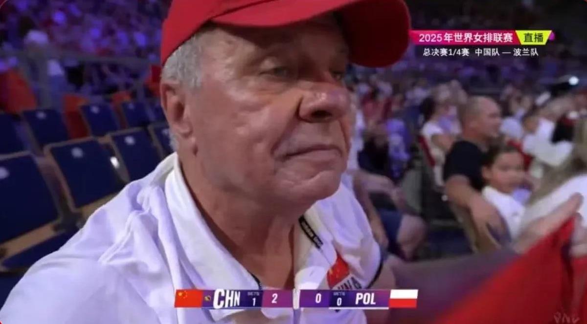 中国女排对阵波兰，已经69周岁的波兰籍球迷“波兰老爷爷”特地坐车来到现场为中国女