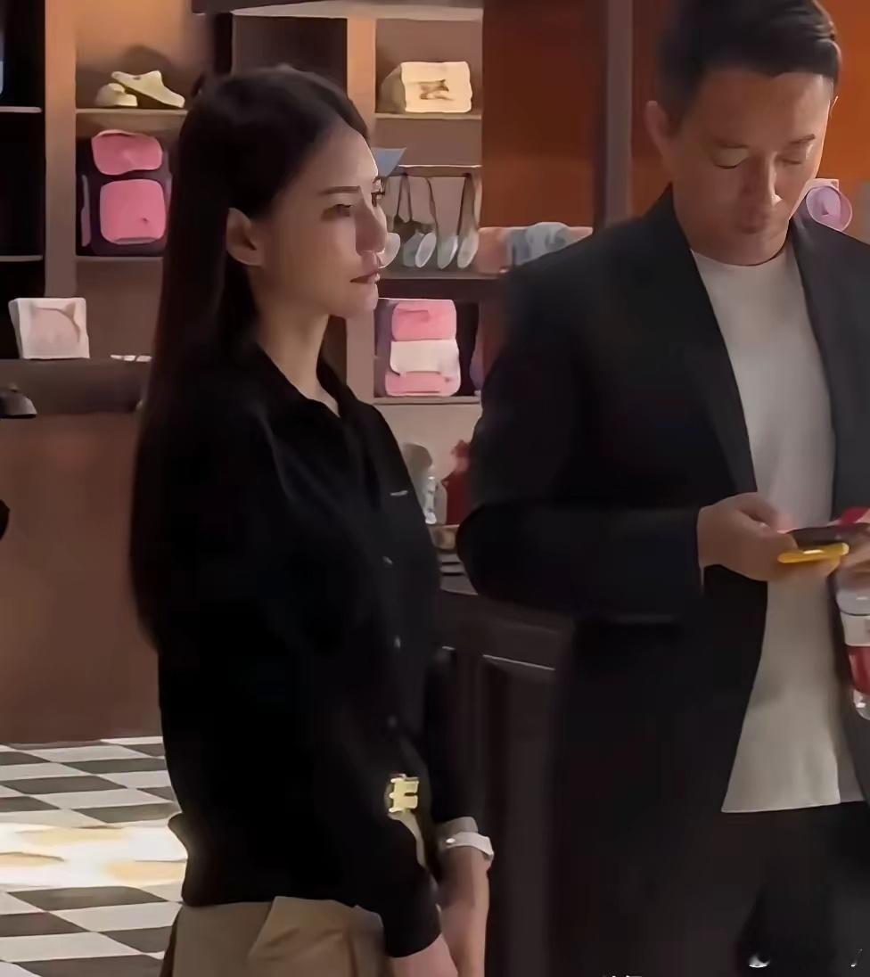 婚礼进入倒计时了，汪小菲总来到酒店再次敲定婚礼的细节。老婆小梅安安静静的在一旁没