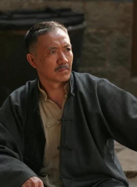 1941年，鬼子怀疑一伪甲长通共，直接把他捆去了宪兵队。谁知还没等用刑，他便一把