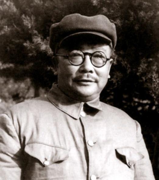 1945年，毛主席前往重庆谈判，李克农在机场落下眼泪，毛主席笑了“1945年8