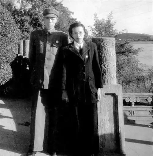 1949年，南京解放后，一位贵妇走到南京总统府前，对哨兵说道：“我是陈修良，我想
