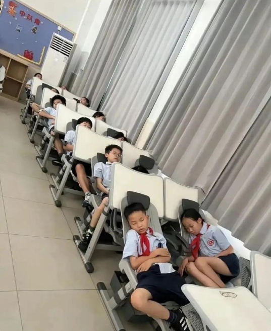 小学生午休的一幕，惊呆了​​​