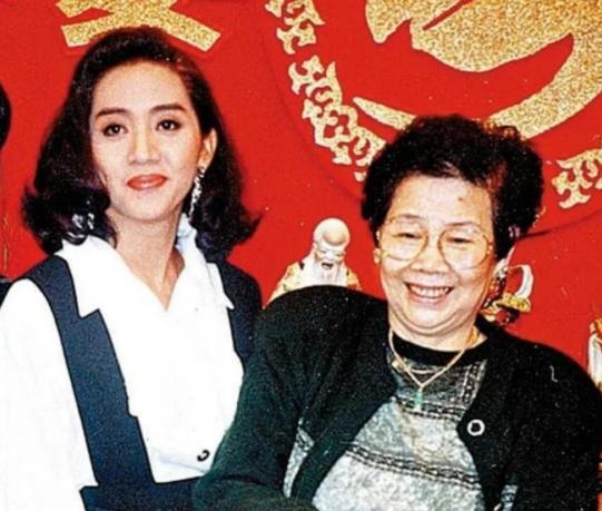 梅艳芳这信托，堪称人性预言！2003年，梅艳芳在病痛中落幕，留下的不仅是