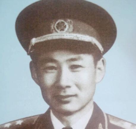 1955年授衔时，副军长杨秀山原本应获少将头衔。不料贺龙得知此事后怒不可遏。贺老