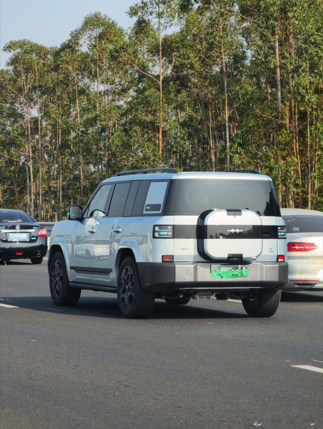 以前回家乡会特别关注多了哪些电动车、哪里多了充电桩。看到某台刚出没多久的车型出现