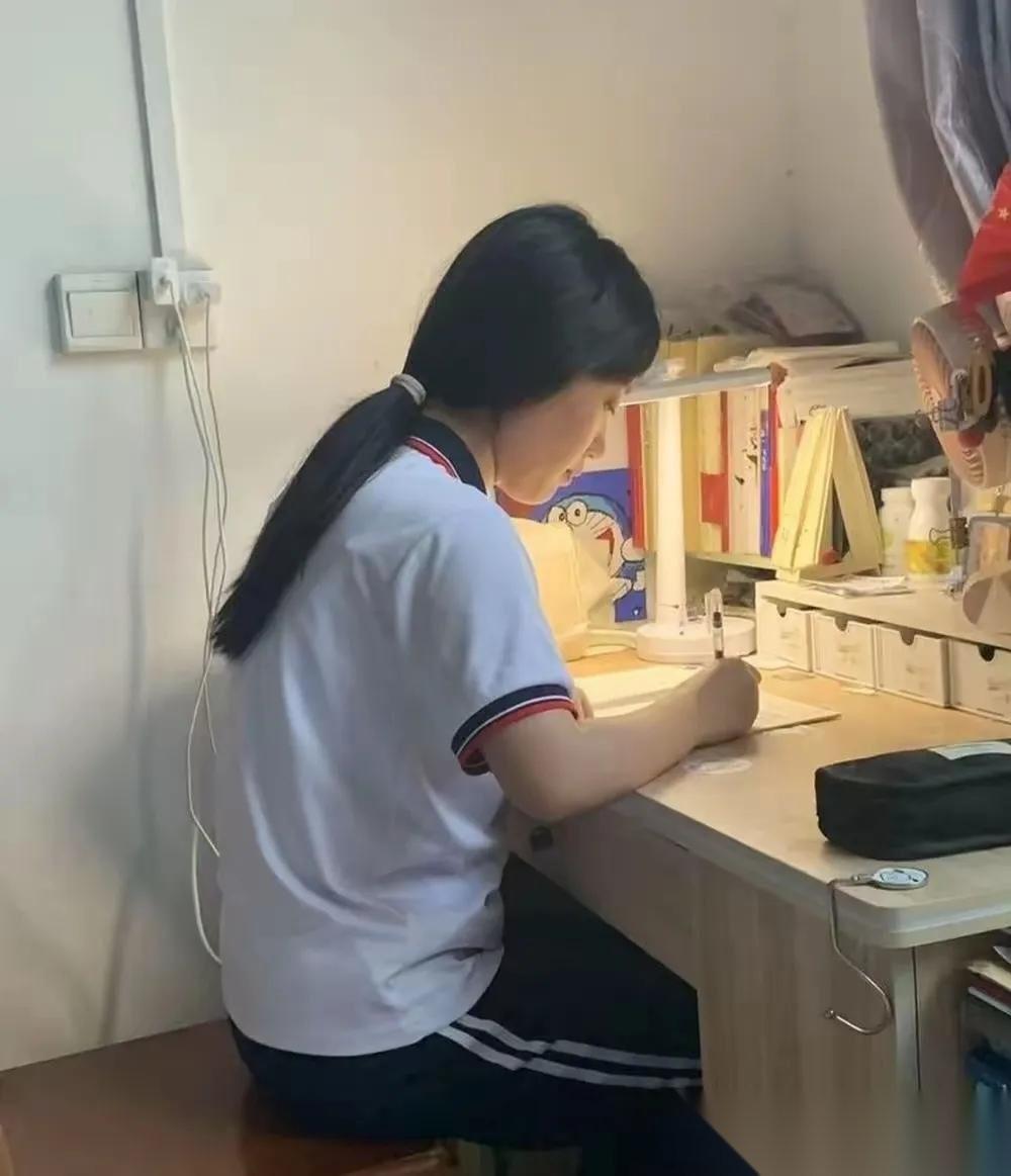 山东巨野18岁女孩，6岁时妈妈失踪，13岁爸爸去世，她独自一个人照顾弟弟。20