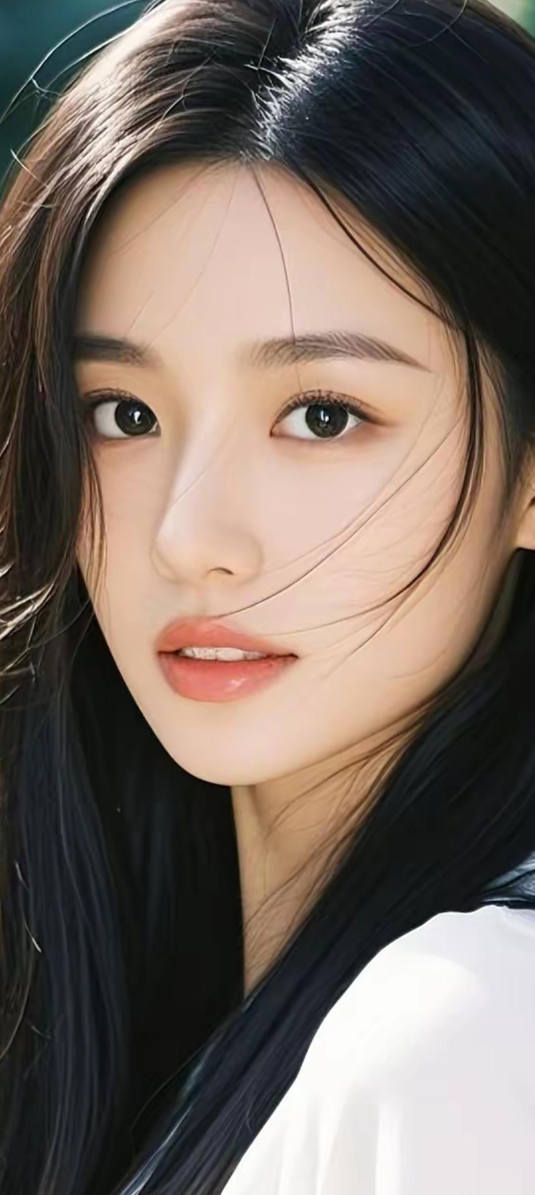 温柔少女，黑发飘逸，清新自然，美得令人心动。