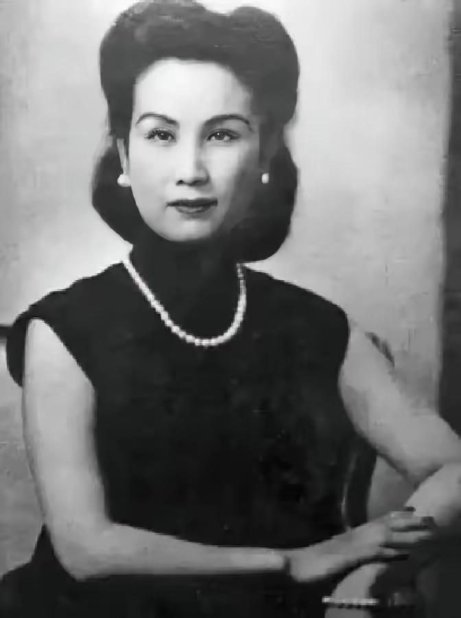 1935年，孙中山之子孙科，对离异的蓝妮一见钟情，后来向她求婚，已有3个孩子的蓝