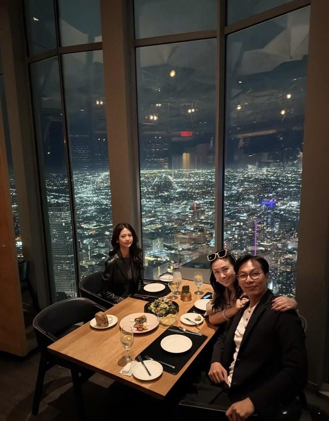 翁虹特意飞美国洛杉矶给女儿水晶庆生，一家三口在高空餐厅庆祝，大落地窗前俯瞰城市璀