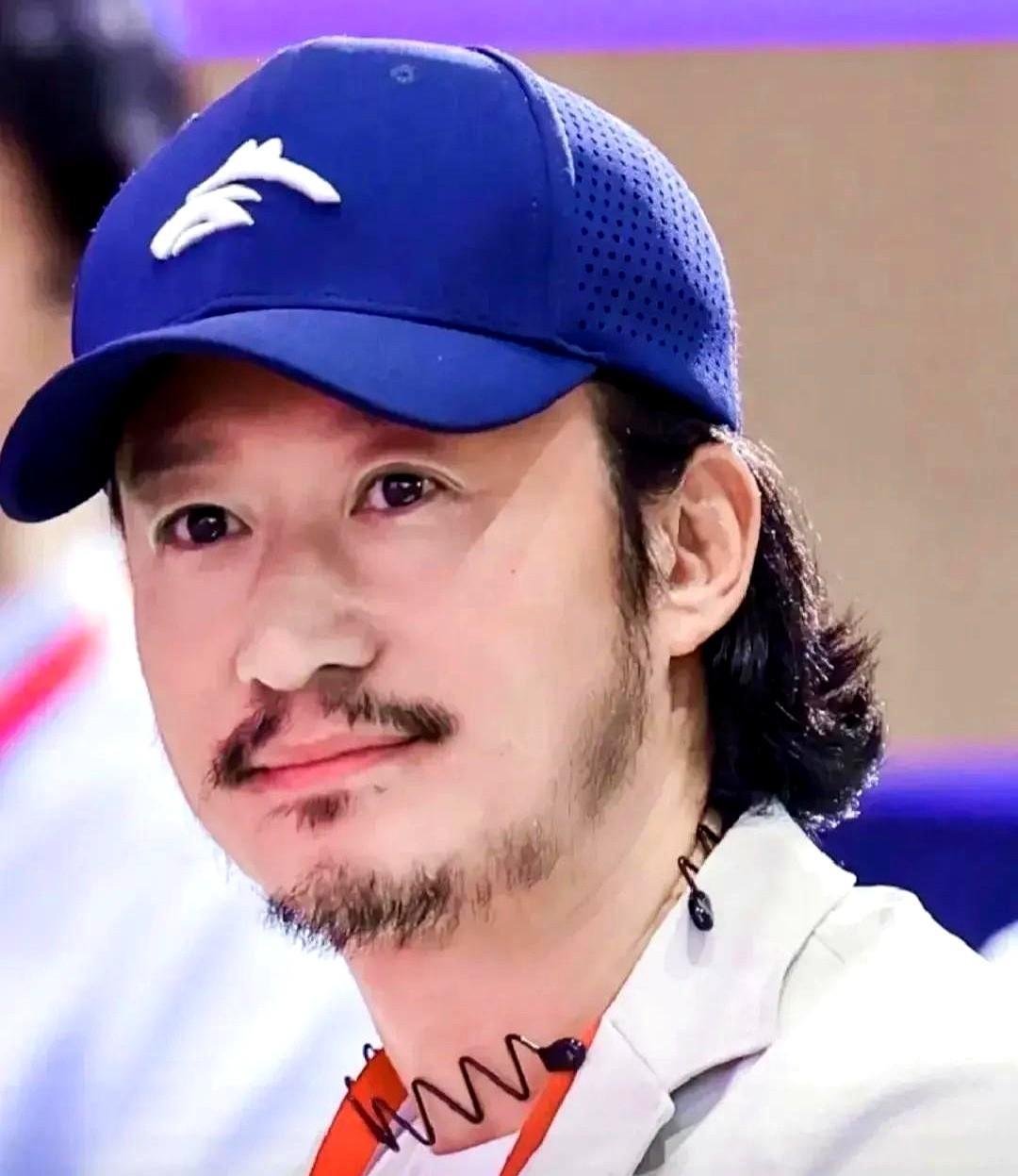 吴京现在应该挺烦的不是因为谢楠医美失败了也不是因为自己翻车，而是因为自己新电