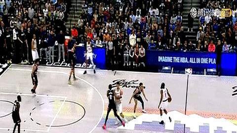 哈登封神一球，竟被自己中锋一脚踹飞。最后0.1秒，哈登把防守晃飞到三米开外