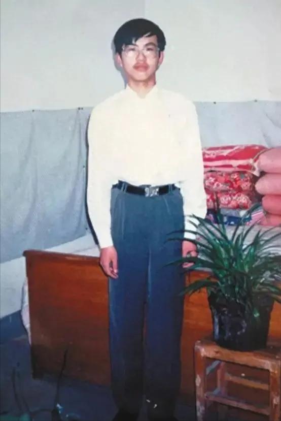 他以山东济阳区高考理科状元身份进入南京大学，入学不到一年离奇失踪，父母苦寻半生