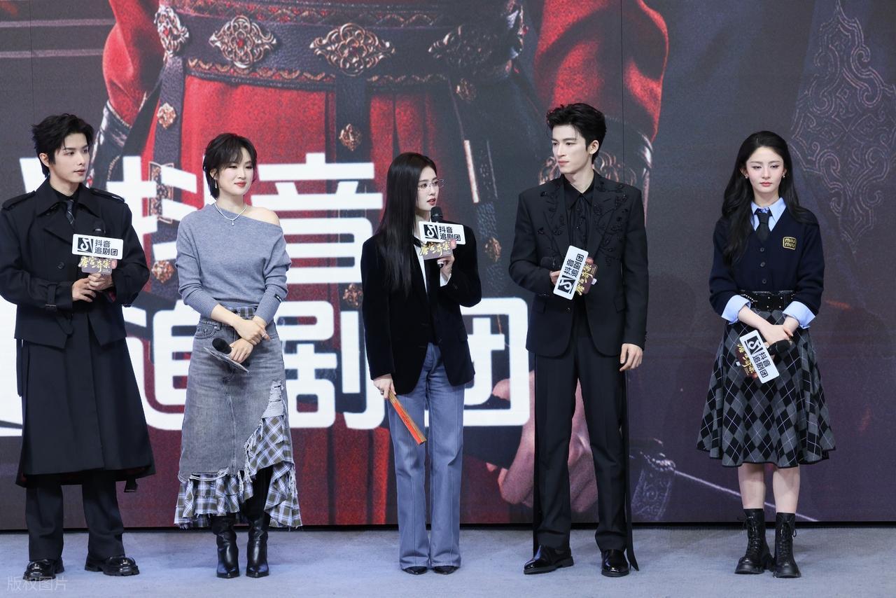 今天白鹿和王星越还有姚安娜一起在北京宣传新剧，几位搭配的都很有魅力。白鹿里面