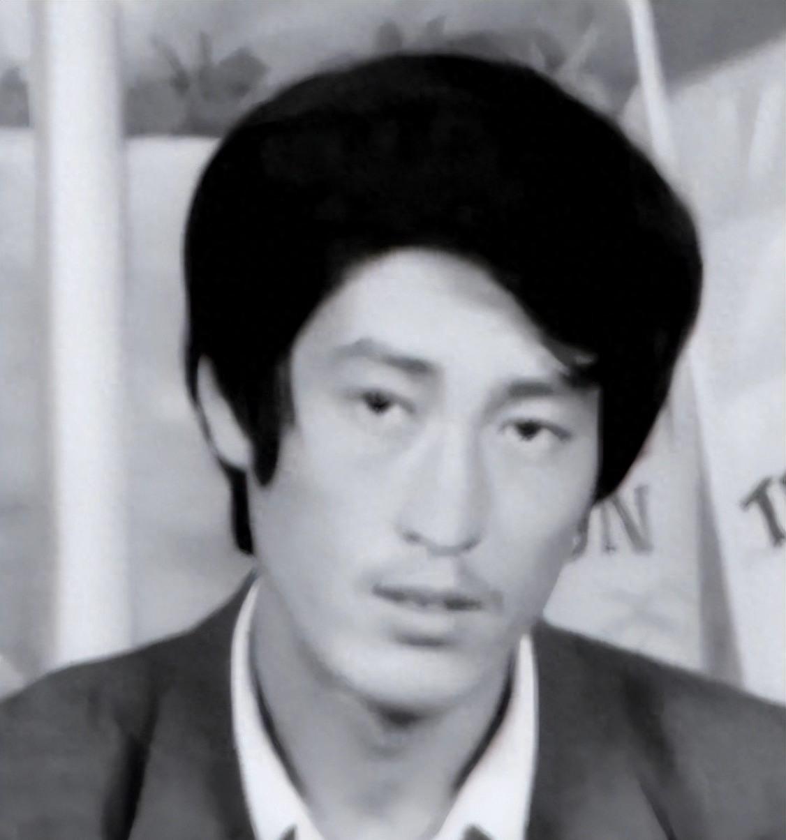 1996年冬天，辽宁黑山县的普通工人刘凯利，因为家里存折被偷去报了案。他本来是受