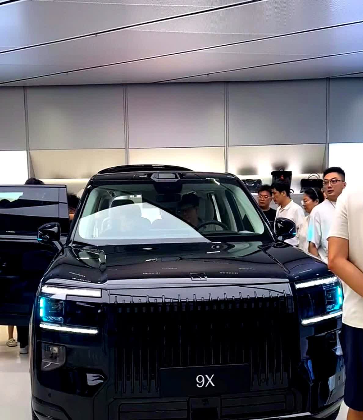 一张黑图差点毁了极氪9X车友群里那张黑到看不出颜色的照片，把极氪9X说成