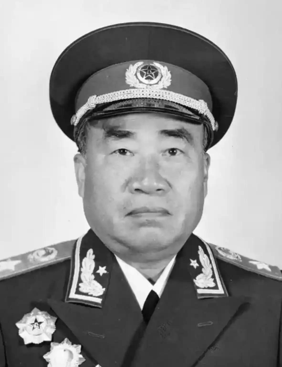 1955年，一条“无军职不授衔”的铁令，让在家养病的肖新槐自觉与将星无缘，但他忘