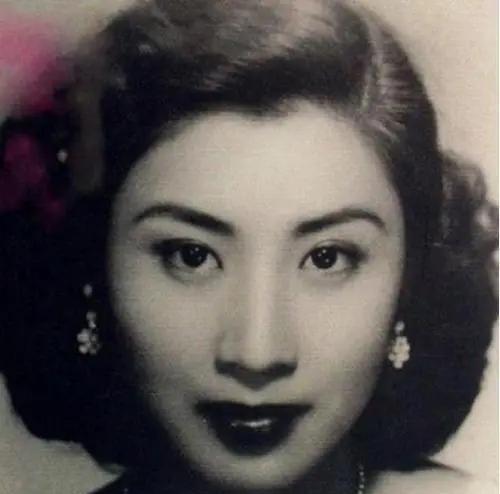 1935年，张灵甫回家后对妻子说：“我想吃饺子。妻子听后赶忙去割韭菜，岂料，就在