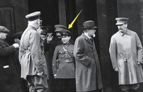 1937年，斯大林身旁那个1米5的“血腥侏儒”，在亲手处决了3000名下属后，被