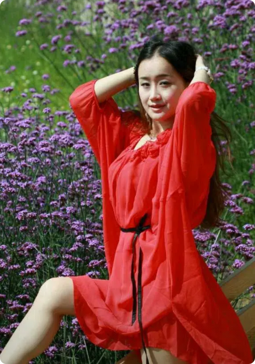 我闺蜜85年的，今年40岁，听信了网上的毒鸡汤，不给婚，不生娃，一个人吃了全家不