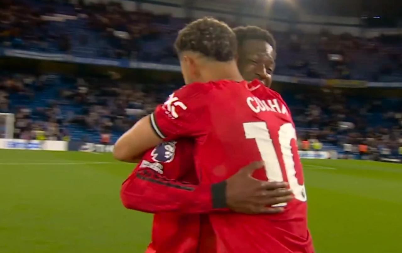 曼联欧冠稳了！比赛结束卡里克与曼联球员纷纷拥抱！由于剩余五轮切尔西与利物浦要直