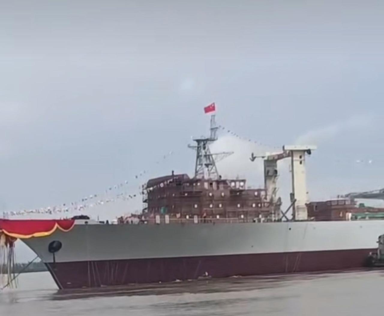 又一国产大型军舰下饺子！上半年，两艘903A型综合补给舰悄咪咪地下水了，加上船