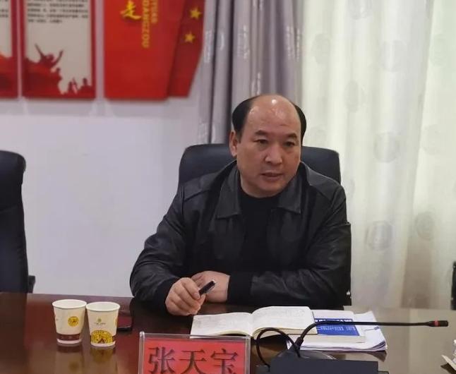 就在刚刚，曾经满墙荣誉、被称作“包青天”的法官张天宝，官宣被查，落差看着格外讽刺