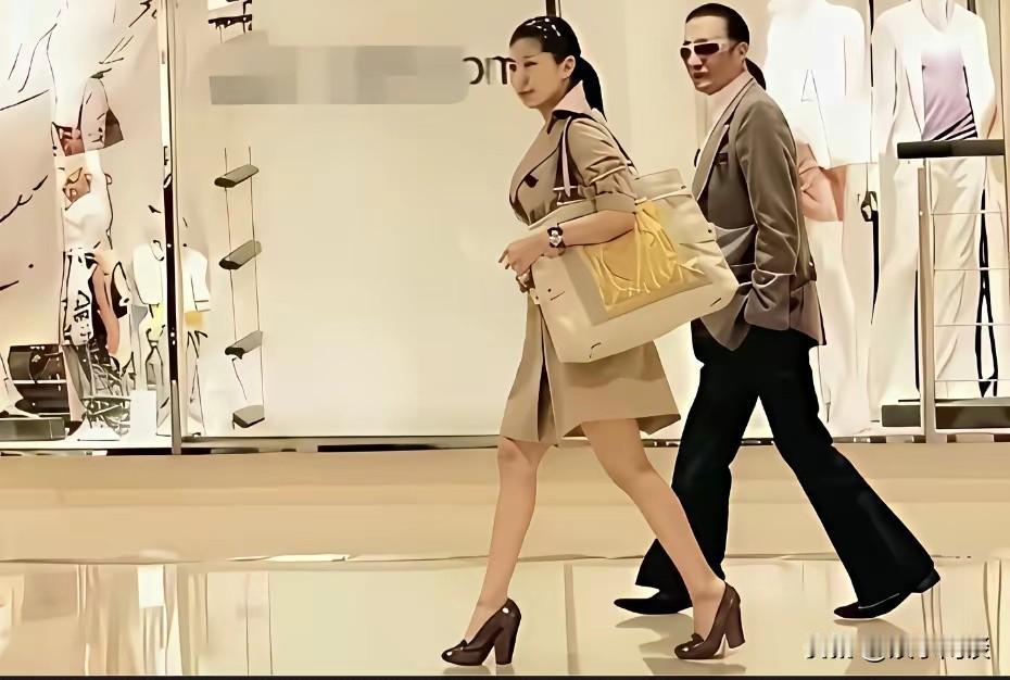 重温一张旧照，记录当年70岁的谢贤，与20岁女友逛街出行的画面。巨大的年龄差，在