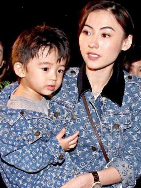 时间过得真快啊，谢霆锋和张柏芝的大儿子Lucas都开始谈恋爱了，记忆中还是他被妈