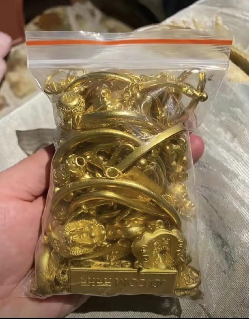 今天真是崩了！我攒了600克黄金，眼瞅着金价飙上天，想着赶紧变现赚一笔，结果根