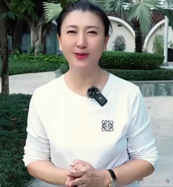 如何看闫学晶喊穷2025年12月，演员闫学晶在平台上直播带货时叫穷，引发广泛