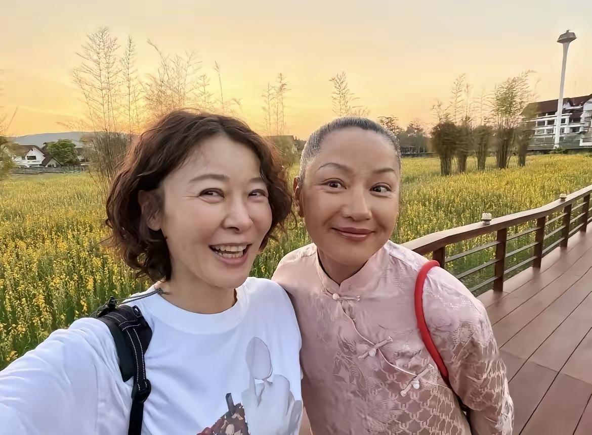 老天！瞧瞧瞿颖都老成啥样了。春节期间，瞿颖和柯蓝在泰国清迈度假时的合照流出，被