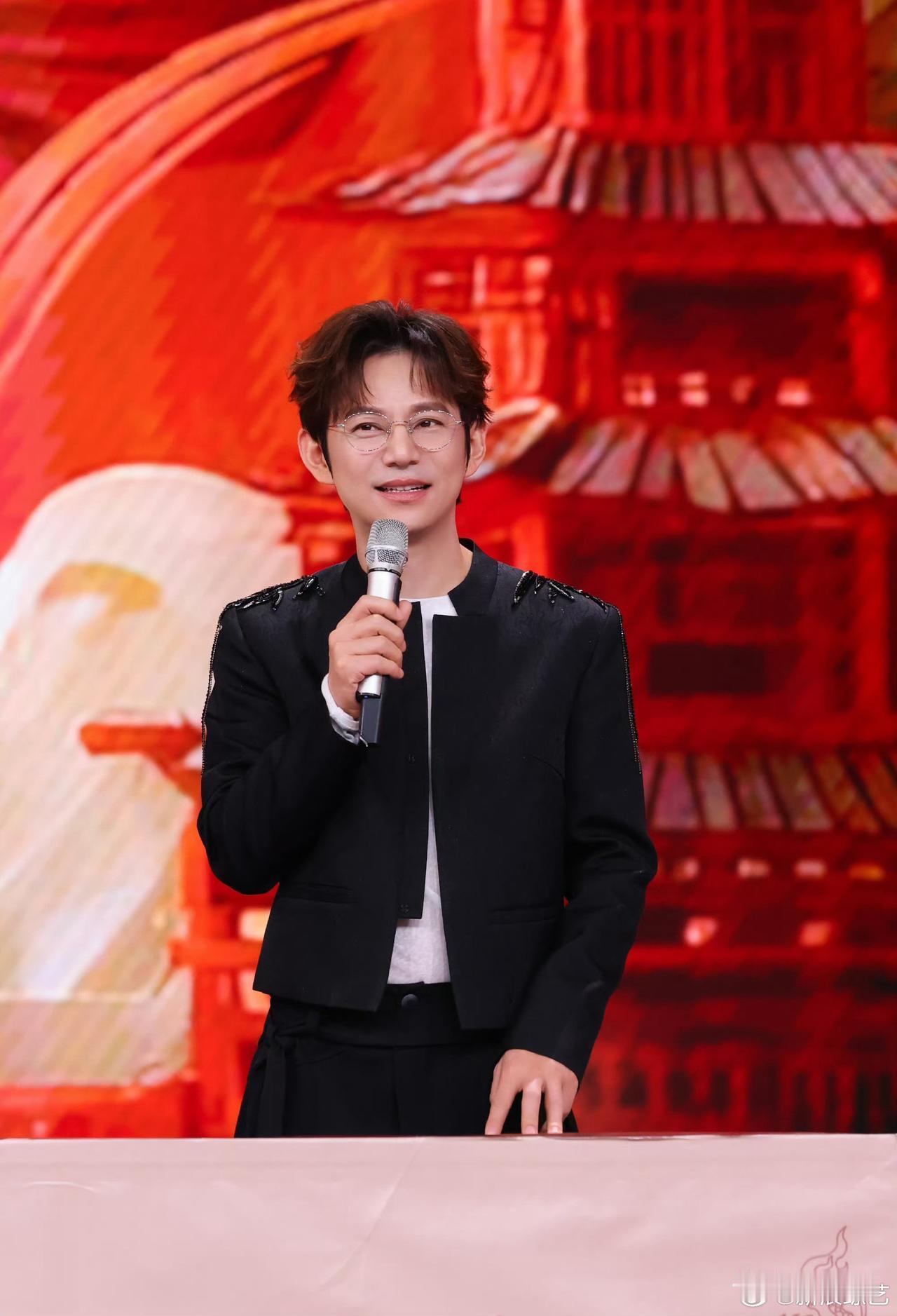 五旬老人何炅真的太拼了，现在竟然还工伤？网友：早日康复吧！2月11日湖南