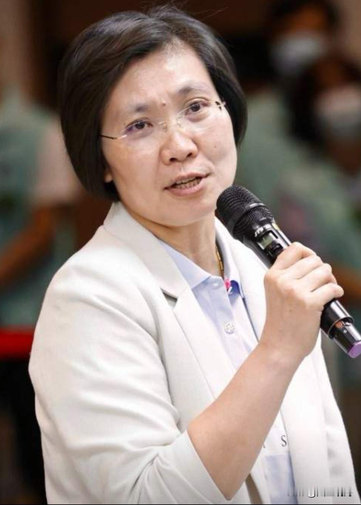 从目前的讯息来看，大概率是参选新竹县县长的徐欣莹答应的！黄国昌也是说徐欣莹出尔