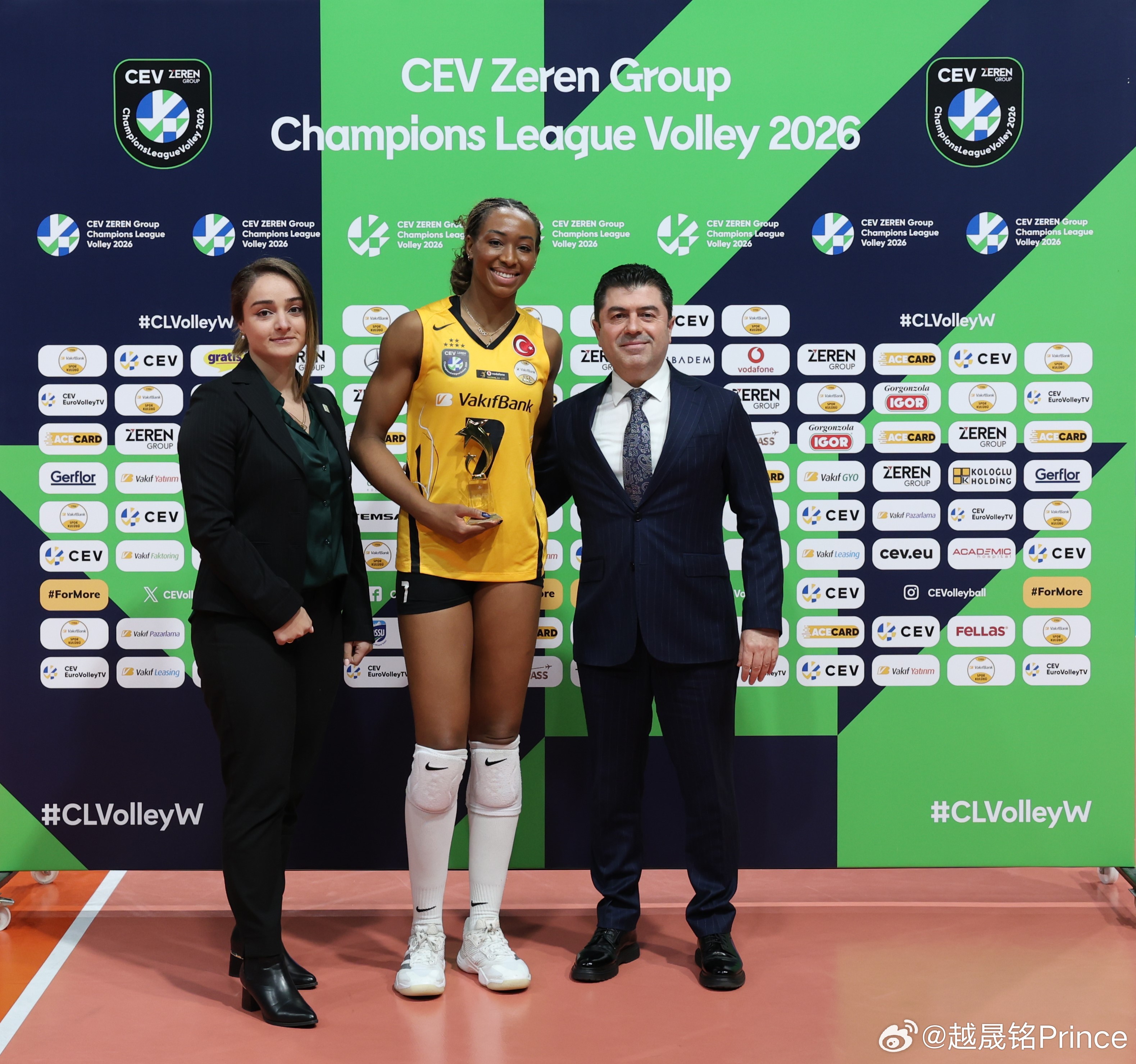 ⚔️欧冠女排小组赛第4轮A组，多炮齐发的瓦基弗银行队主场横扫阿尔巴布拉日，继续