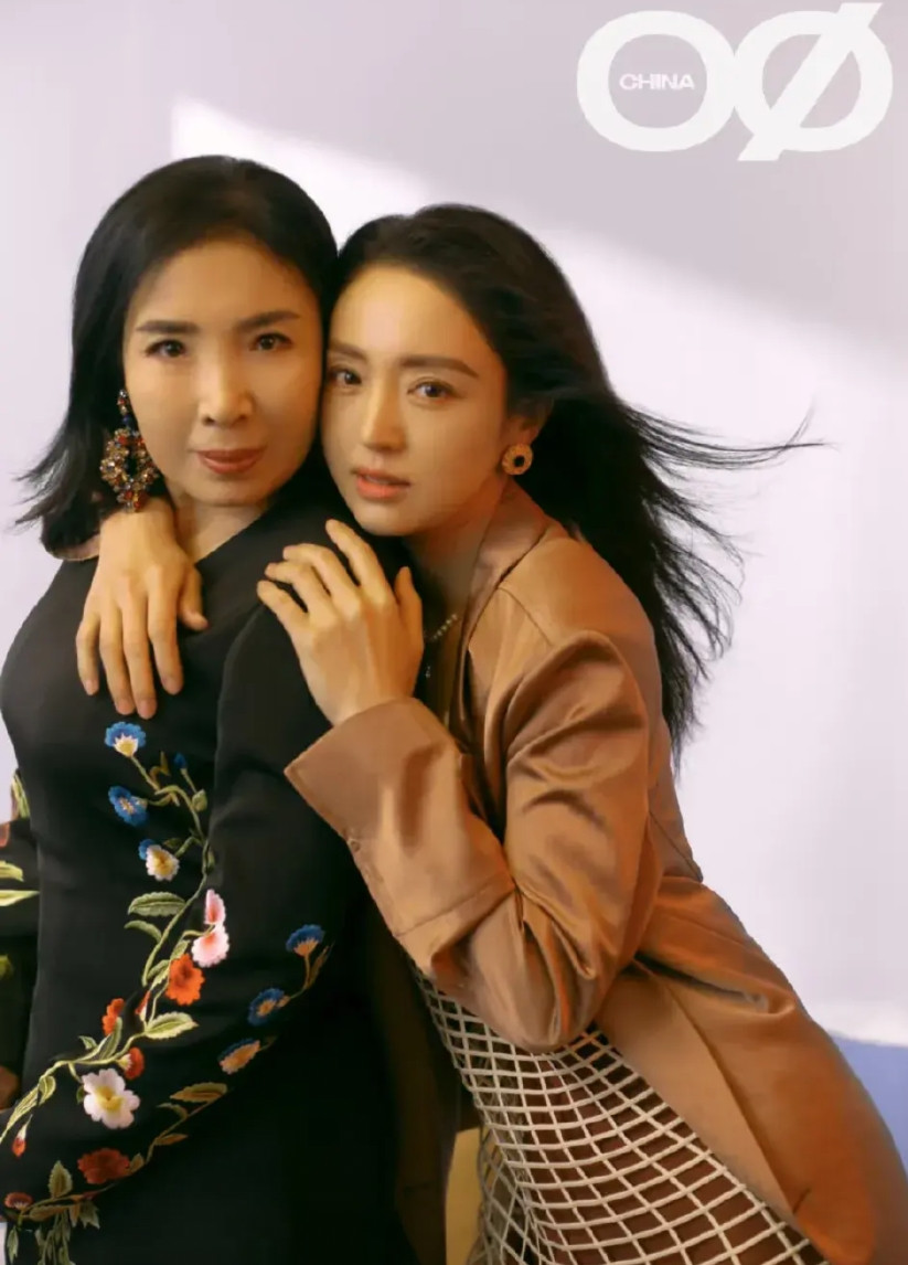 看见董璇妈妈的照片，真的很难想象她生了一个这么漂亮的女儿董璇妈妈的五官好看，