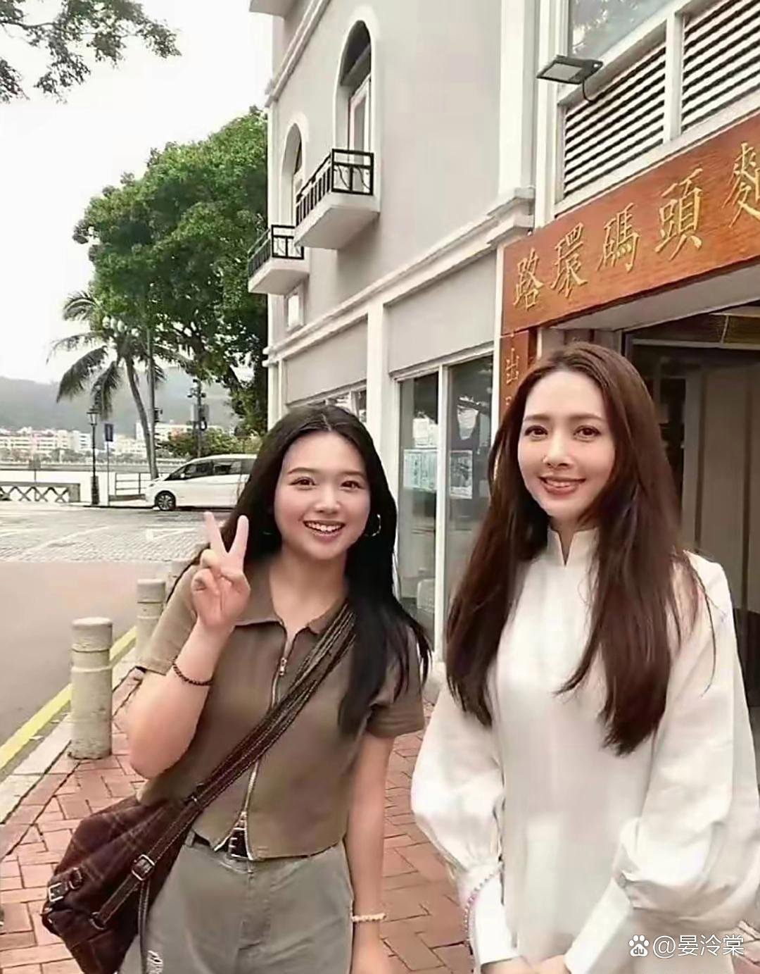 郭⁠‏‎碧婷跟路人‎同⁠框‎拍照，⁠⁠一眼看过⁠‎⁠去最抓‏‏人的﻿‍还是她那双