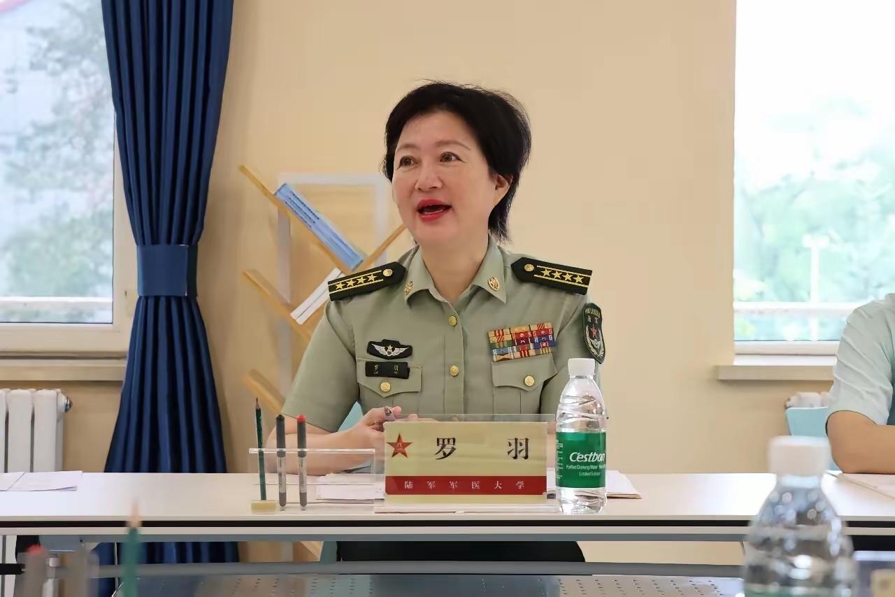 正师级大校，这种级别的女军官，放眼全军应该不多见吧，一般别说女性军官，就是男性能