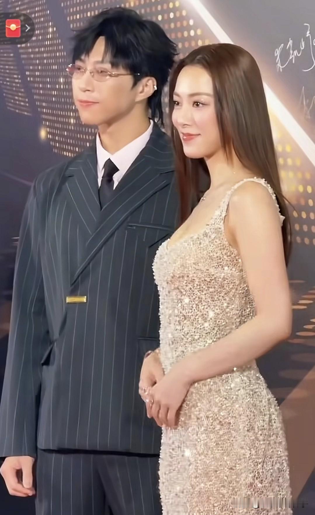 王敏奕穿薄纱裙走红毯，获奖以后，曾志伟难掩会心的笑容！万千星辉颁奖典礼上，王敏