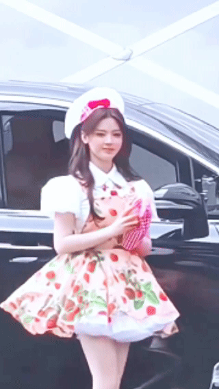 杨超越厨娘装录一见你就笑一见你就笑不得不说，超越妹妹的每次造型都能给人带来惊