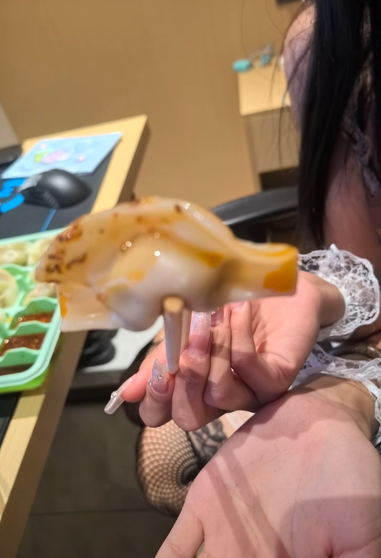 她说吃完这个饺子，别的饺子就不能吃了怎么办？