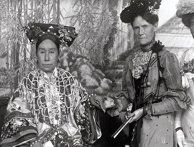 慈禧和溥仪都是什么关系。 乾隆的儿子是嘉庆。 嘉庆的儿子就是道光。 道光的儿子就是咸丰。 咸丰的皇后