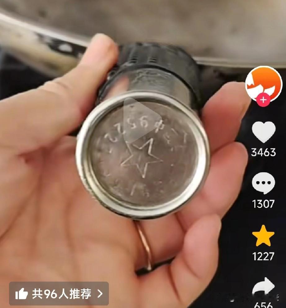没想到一个普通的锅引起这么大的轰动。浙江女子发文称家里有一口不锈钢铁锅,是婆婆传
