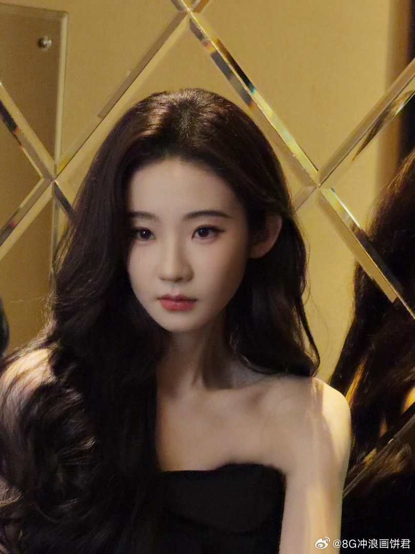 张艺凡怎么一直都是高帧率模式举手投足自带流畅度，连转身都比别人多几个细节。这大