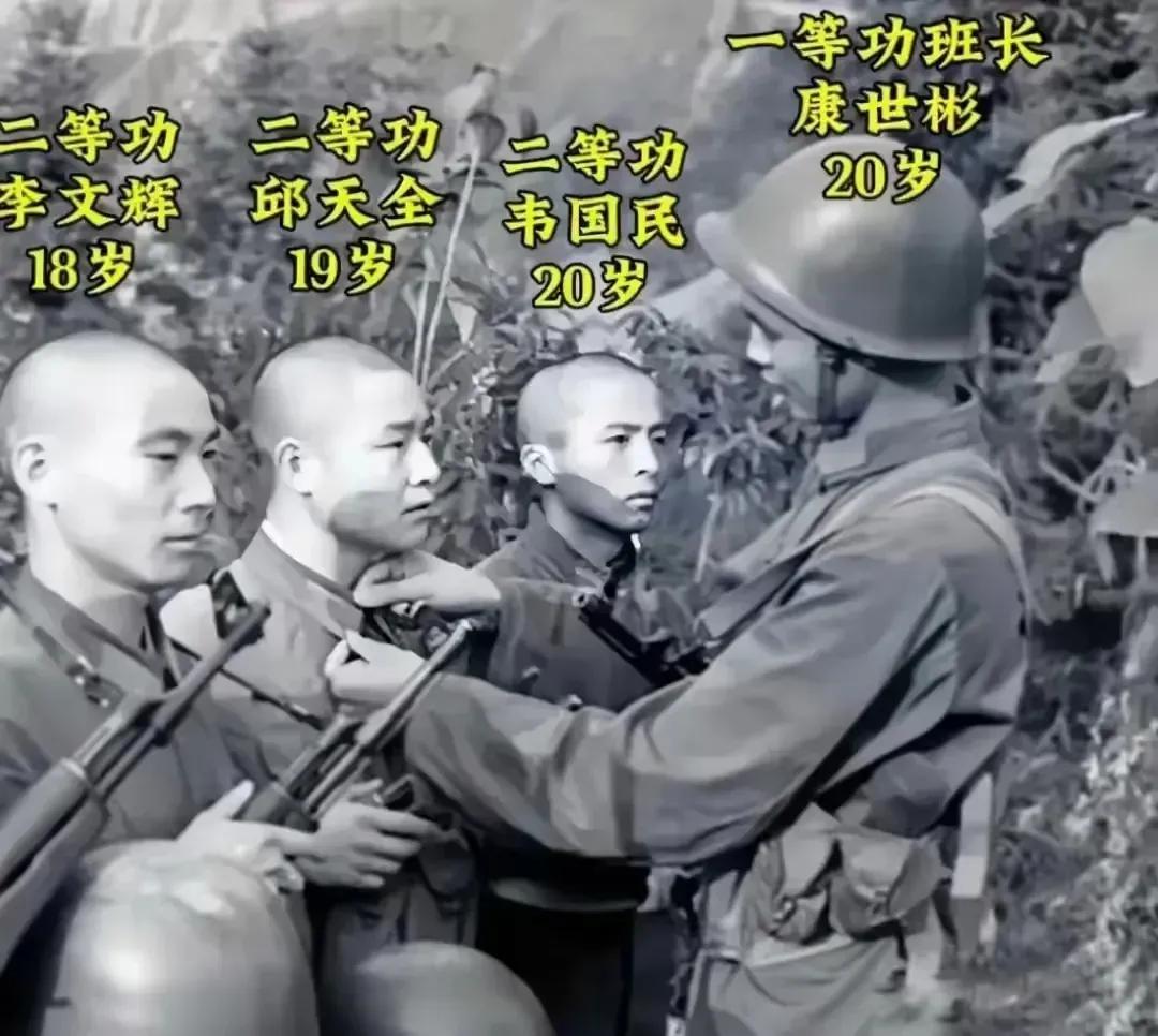 1987年，4位敢死队员出征之前留下了一张珍贵的照片，照片里班长正在为战士整理着
